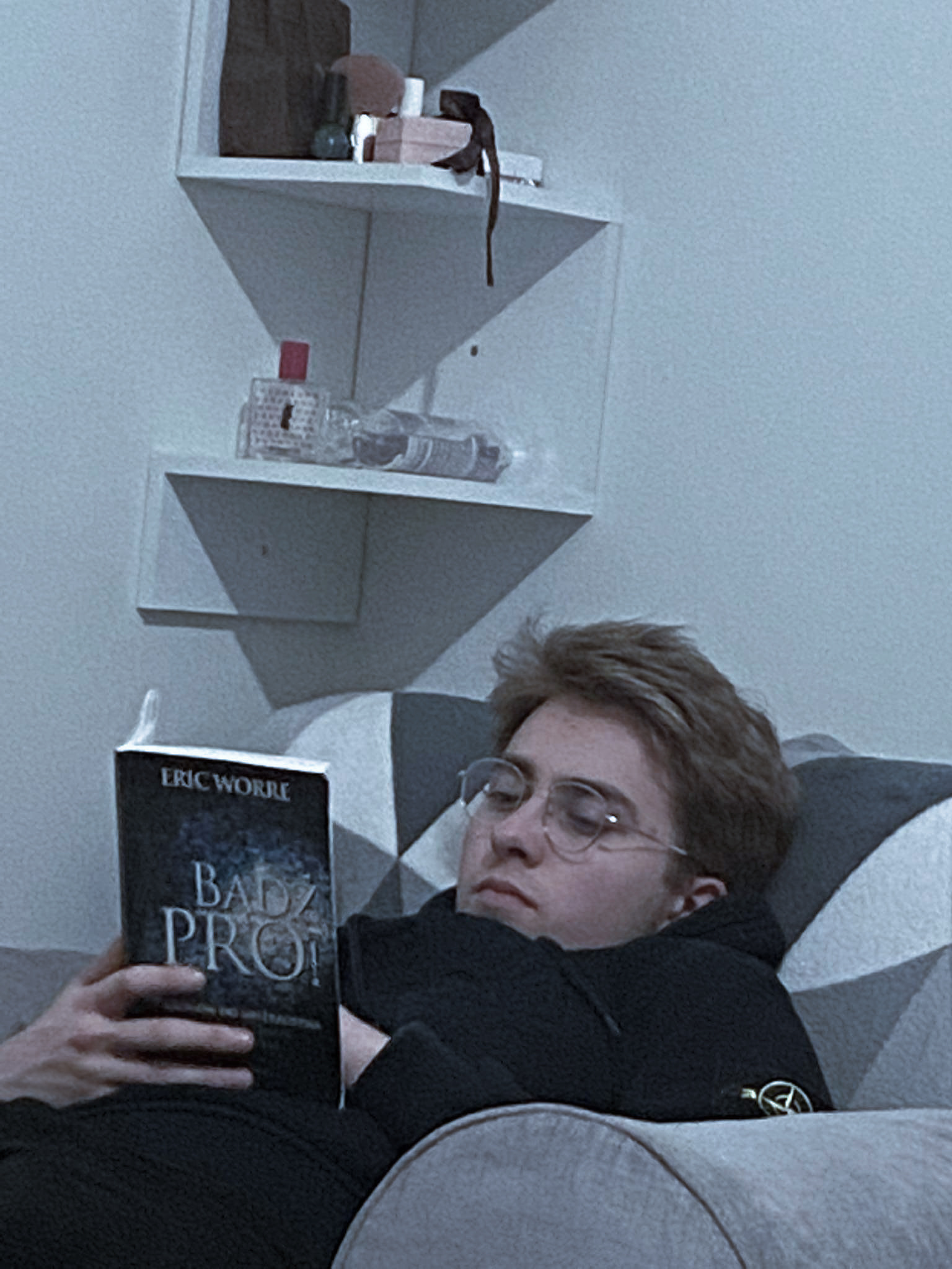 Kacper czytający książkę Erica Worre 'Bądź PRO'